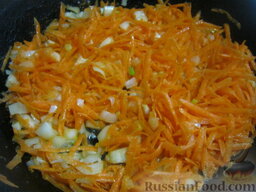 Украинский постный борщ: Разогреть сковороду, налить  растительное масло. В горячее масло выложить лук и морковь. Тушить на среднем огне, помешивая, 2-3 минуты.