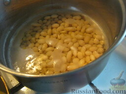 Украинский постный борщ: Помыть и замочить фасоль на один час. Затем воду слить. Довести фасоль до кипения. Убавить огонь до самого маленького, накрыть крышкой. Варить фасоль до готовности около часа.