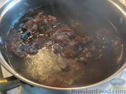 Украинский постный борщ: Поставить варить грибы. Варить около 40 минут.