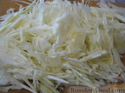 Украинский постный борщ: Нарезать тонкой соломкой белокочанную капусту.