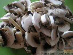Куриное жаркое с грибами в горшочках: Грибы помыть, нарезать тонкими пластинками.