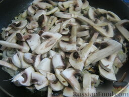 Куриное жаркое с грибами в горшочках: Затем добавить грибы. Тушить все вместе, помешивая, 4-5 минут.