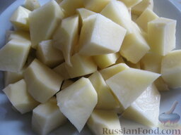 Куриное жаркое с грибами в горшочках: Почистить, помыть и нарезать кубиками картофель.