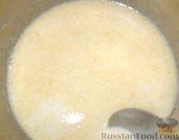 Куриное жаркое с грибами в горшочках: Сделать соус. Вскипятить чайник. Налить в миску 400 г кипятка. Растворить домашние сливки, посолить, поперчить, положить приправы. Хорошо перемешать.