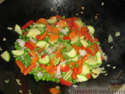 Лапша соевая с овощами и морепродуктами: Добавить размороженный зеленый горошек и тоже обжарить.