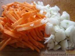 Гороховый суп со свиными ребрышками: Почистить и помыть лук и морковь. Нарезать тонкой соломкой морковь или натереть на крупной терке. Лук порезать кубиками.