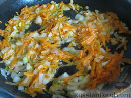 Гороховый суп со свиными ребрышками: Разогреть сковороду, налить растительное масло. В горячее масло выложить лук и морковь. Тушить на среднем огне, помешивая, 2-3 минуты.