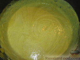 Cуп-пюре из зеленого горошка и тыквы: Добавить сливки и прогреть суп-пюре из зеленого горошка и тыквы 3 минуты.