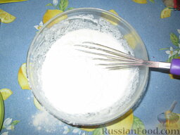 Сочни с ветчиной, сыром и грибами: Всыпать просеянную муку, добавить соль и разрыхлитель.