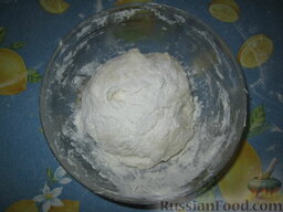 Сочни с ветчиной, сыром и грибами: Замесить мягкое тесто, дать ему постоять, пока готовится начинка.