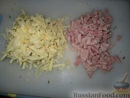 Сочни с ветчиной, сыром и грибами: Сыр натереть на крупной терке, ветчину нарезать мелким кубиком.