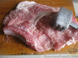 Свиные стейки на кости, под сыром: Как приготовить свиной стейк на кости под сыром:    Свиные стейки на кости тщательно промыть, обсушить, отбить кухонным молотком.