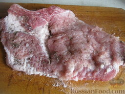 Свиные стейки на кости, под сыром: Подготовленное мясо посолить и поперчить.