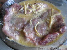 Свиные стейки на кости, под сыром: Затем мясо тщательно обмакнуть в сырно-яичную смесь.