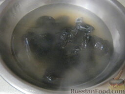 Торт "Панчо" с черносливом, сметаной и грецкими орехами: Вскипятить чайник. Сливы помыть, залить кипятком на 5 минут. Воду слить.