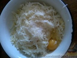 Драники сытные: Солим, добавляем яйцо и перемешиваем.
