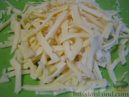 Оладушки из крабовых палочек: Твердый сыр натереть на крупной терке.