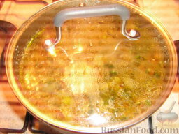 Рассольник с куриными потрошками и гречкой: В суп добавляем огурцы и лимон, предварительно замоченную печень, с которой мы слили воду, измельченную зелень и чесночок. Проверяем на соль. Варим рассольник с гречкой и потрошками 5 минут и выключаем огонь. Теперь даем супчику настояться под закрытой крышкой.