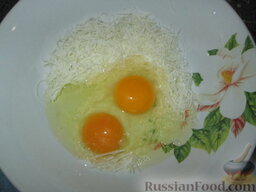 Паста Карбонара с грибами: Добавить яйца.