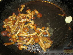 Паста Карбонара с грибами: На той же сковороде, не добавляя масла, обжариваем зубчик чеснока, приплюснутый ножом, а затем грибы. Это могут быть как белые, так и шампиньоны. У меня же - замороженные опята.