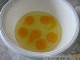Супертонкие блины на молоке: Как приготовить блины на молоке тонкие:    В миску разбить яйца.