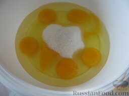 Супертонкие блины на молоке: К яйцам добавить сахар и соль.