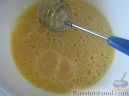Супертонкие блины на молоке: Хорошо взбить яйца с сахаром венчиком или миксером.