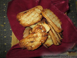 Брускетте с фасолью и тунцом: Хлеб нарезать ломтиками и подрумянить на сковороде без масла.  Остается только соорудить брускетты.