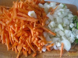 Солянка рыбная: Почистить и помыть лук и морковь. Нарезать тонкой соломкой морковь или натереть на крупной терке. Лук порезать кубиками.