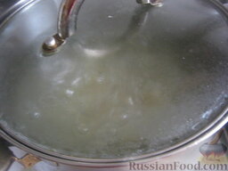 Солянка рыбная: В кипящую воду добавить картофель. Варить около 15 минут.