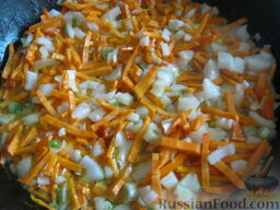 Солянка рыбная: Разогреть сковороду, налить растительное масло. В горячее масло выложить лук и морковь. Тушить на среднем огне, помешивая, 2-3 минуты.