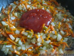 Солянка рыбная: В сковороду выложить томатную пасту.