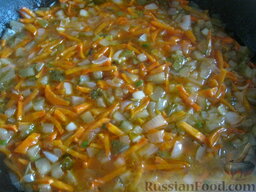 Солянка рыбная: Перемешать томат, добавить 100 г бульона из кастрюли. Тушить на самом маленьком огне 5-7 минут.