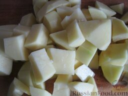 Супчик куриный с цветной капустой: Тем временем почистить и помыть картофель, нарезать кубиками.