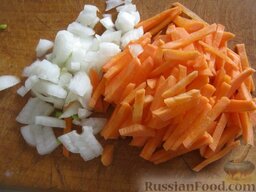 Супчик куриный с цветной капустой: Почистить и помыть лук и морковь. Нарезать тонкой соломкой морковь или натереть на крупной терке. Лук порезать кубиками.