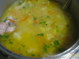 Супчик куриный с цветной капустой: Помыть и мелко нарезать зелень. В суп выложить зелень.