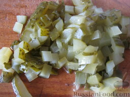 Салат из курицы, с картофелем и яйцами: Огурцы маринованные нарезать кубиками.