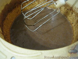 Пирог простой шоколадный: Добавить в миску какао, хорошо взбить миксером.