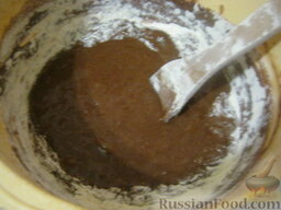 Пирог простой шоколадный: Размешивать аккуратно ложкой снизу вверху.