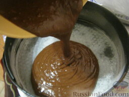 Пирог простой шоколадный: Форму смазать растительным маслом, притрусить мукой. Вылить тесто в форму.