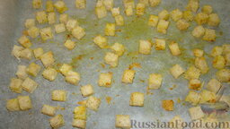 Теплый салат с курицей: Пока остывает перец, срезать с хлеба корочку. Нарезать хлеб кубиками, приблизительно по 1 см. Выложить на пергамент, посолить по вкусу и притрусить куркумой. Сбрызнуть оливковым маслом, перемешать сухарики, разложить в один слой.   Запекать сухарики в духовке при температуре 200 градусов до золотистой корочки, вынуть и высыпать на тарелочку.