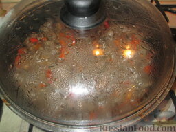 Сердечки с болгарским перцем в сливочном соусе: Вливаем стакан воды. Солим и оставляем тушиться под крышкой на маленьком огне. До готовноси. Для сердечек индейки - около 40 минут.