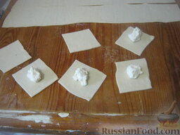 Вареники с творогом на молоке: Тесто разрезать на квадраты  (размером около 5х5 см) или выдавить кружочки стаканом. На каждый кусочек теста выложить 1 ч. ложку творожной начинки.