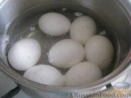 Салат «Нежность» с крабовыми палочками: Как приготовить салат «Нежность» с крабовыми палочками:    Яйца залить холодной водой. Довести до кипения, убавить огонь до среднего. Варить 10 минут.
