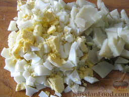 Салат «Нежность» с крабовыми палочками: Яйца залить холодной водой. Охладить. Очистить. Нарезать кубиками.