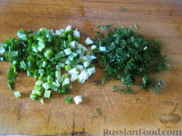 Суп сырный со шпинатом: Помыть и мелко нарезать зелень и зеленый лук.