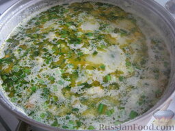 Суп сырный со шпинатом: Добавить яйца и зелень. Снять сырный суп со шпинатом с огня. Дать настояться супу 10-20 минут.