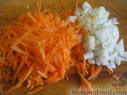 Суп сырный со шпинатом: Лук и морковь очистить и вымыть. Лук нарезать кубиками. Морковь натереть на крупной терке.
