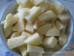 Суп сырный со шпинатом: Картофель почистить, помыть, нарезать кубиками.