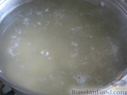 Суп сырный со шпинатом: В кипящую воду опустить рис и картофель. Варить 15 минут.